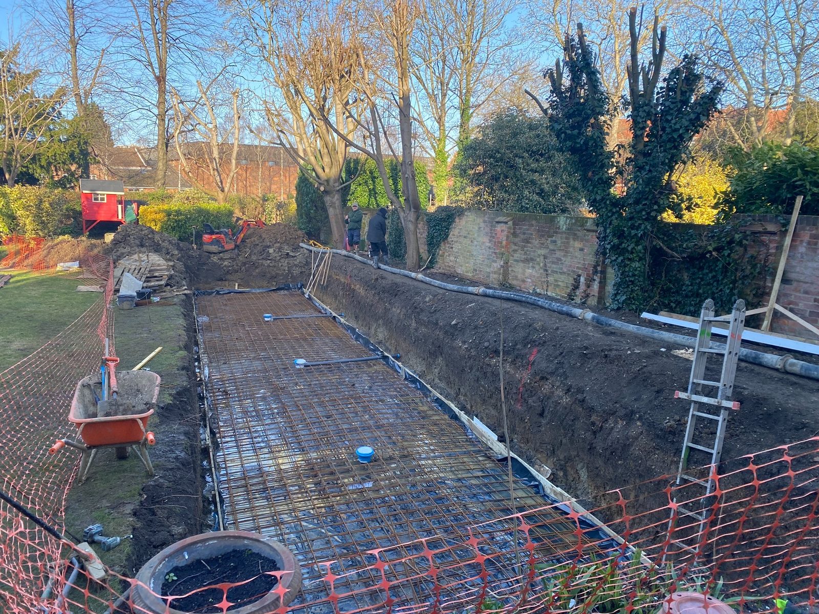 Pool base prepared with steel reinforcement
