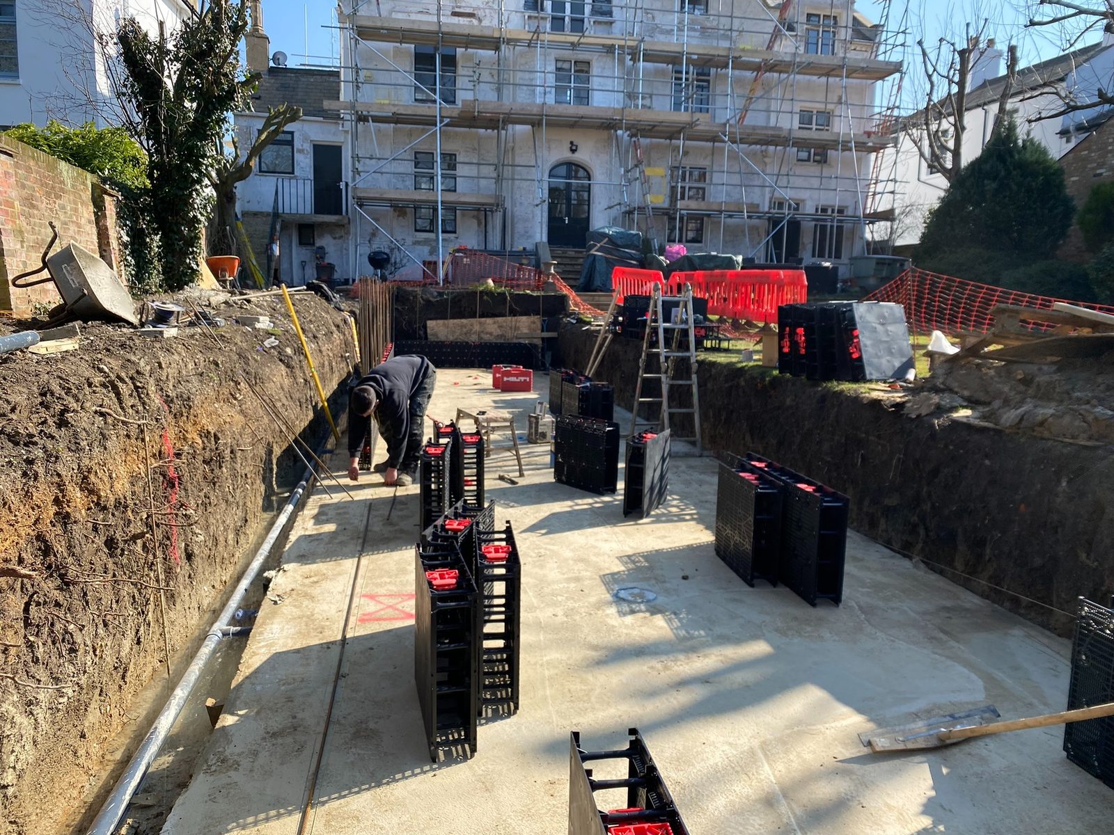 Pool wall system starting on concrete base